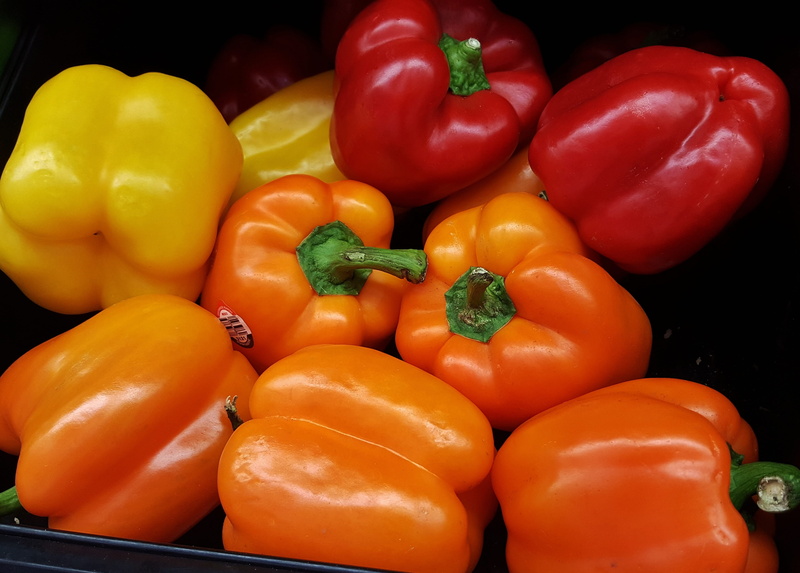 yellow bell pepper, pepper, produce, vegetables, food and drink, food, black background, healthy, grocery, vegan, vegetable, paprika, red bell pepper, green bell peppers