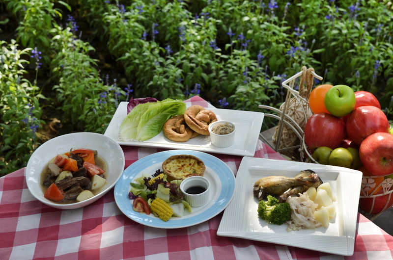 plates, food, table, ready-to-eat, no people, dip, day, gingham, freshness, tomato, salad, wellbeing, greengrocery, healthy eating, glass, fruit, spoon