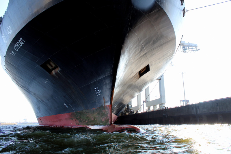 daytime, people, red, waterfront, freighter, nature, landungsbrücken, transportation, container, motion, black, elbe, shipping, freight transportation