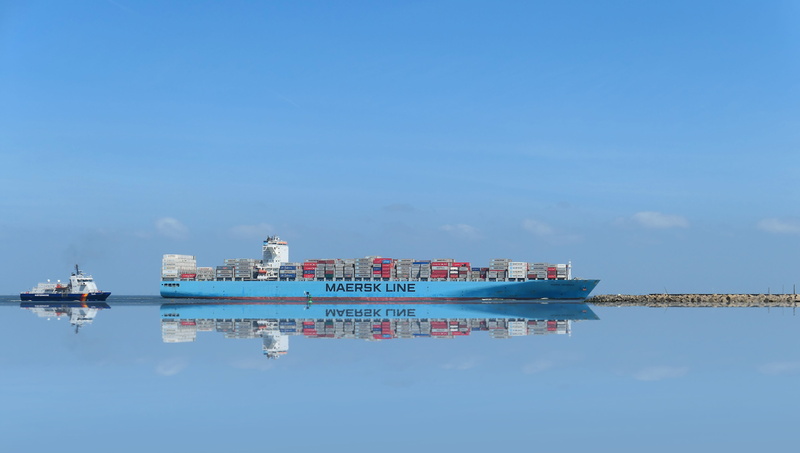 waterfront, outdoors, trade, nautical vessel, container ship, 5K, hamburg, elbe, freighter, no people, container, copy space, sky, mode of transportation