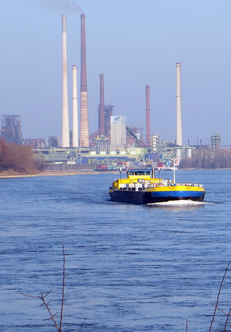 chimneys, fuel and power generation, river, mode of transportation, ship, building exterior, factory, frachtschiff, current, waterfront, pollution, built structure
