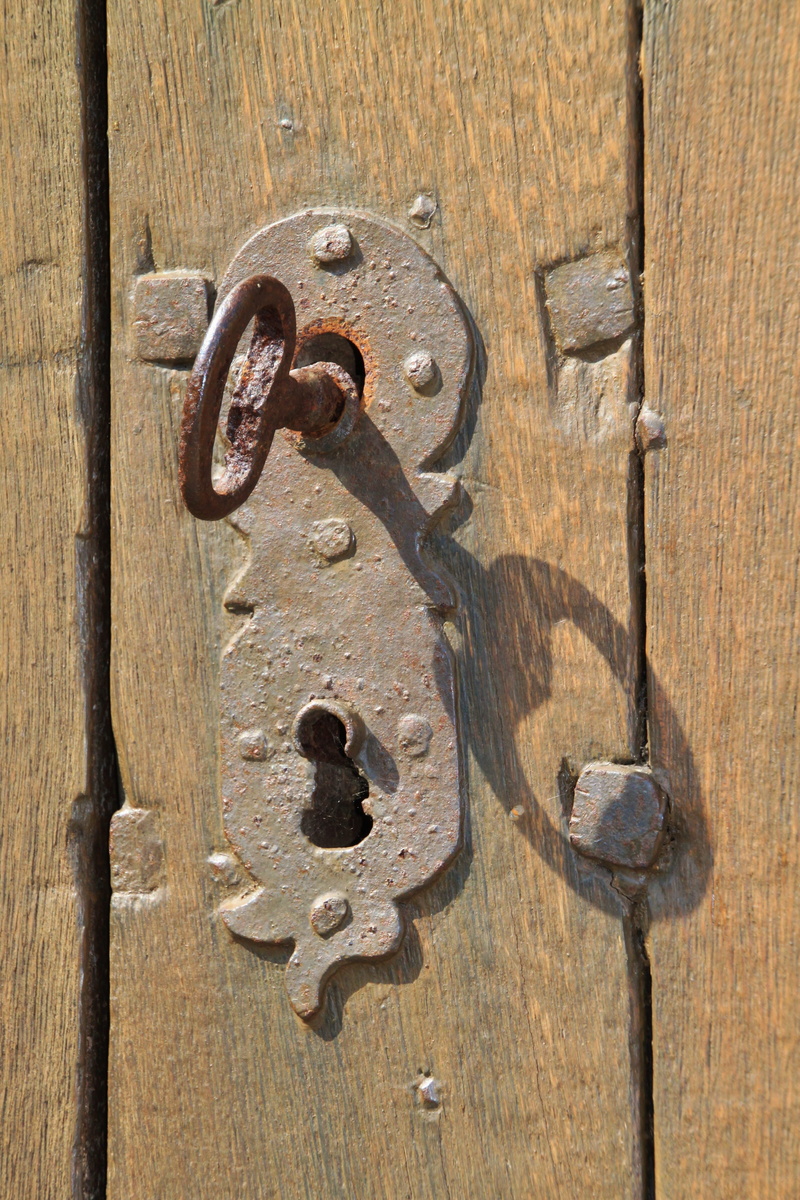 textured effect, handle, rivet, close-up, key hole, lock door lock, rust, unlock, secret, locks to, backgrounds, no people, wooden door, castle, door hardware
