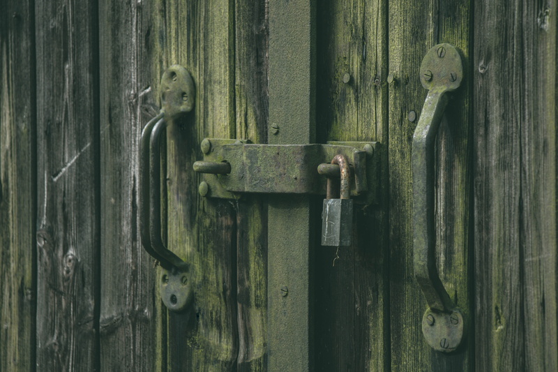 outdoors, gate, safety, close-up, wood, entry, knob, 5K, door, rusty, protection, no people, closed, wood - Material, metal, padlock, unlock, security