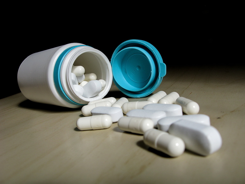 close, antibiotic, pharmacy, dose, pill container, white color, large group of objects, table, capsules, white, box, vitamin, tablets, medicine, shape