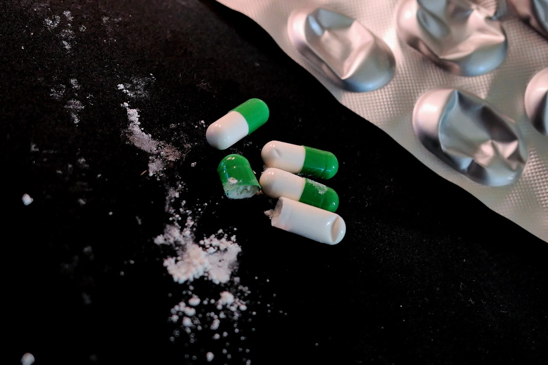 blister pack, no people, close-up, medical, capsule, treatment, social issues, white color, temptation, 5K, dependency, still life, communication, table