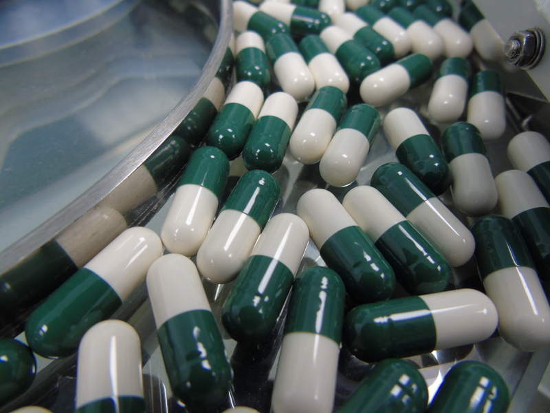 green color, illness, variation, pill, indoors, antibiotic, large group of objects, close-up, 5K, backgrounds, heal, container, ill, encapsulate, disease