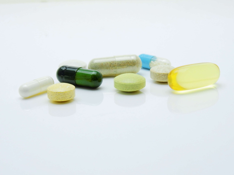 close up, capsule, dose, white background, multi colored, copy space, capsules, medicine, healthcare, indoors, large group of objects, vitamin, nutritional supplement