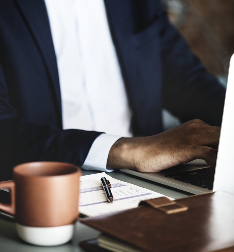 workplace, table, using, communication, coffee, notes, connection, laptop, food and drink, zimbabwean, man, coffee cup, america, hand, tags, one, adult