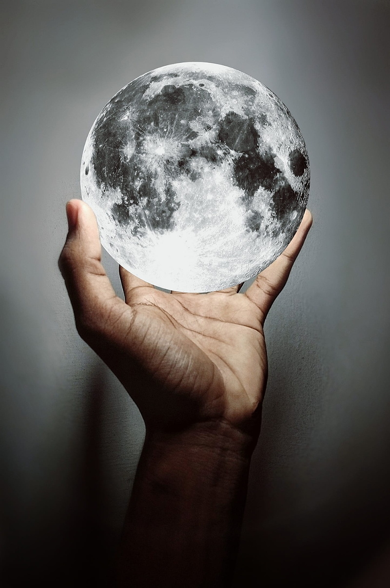 adult, human body part, one person, gray background, studio shot, holding, close-up, personal perspective, moon, 1080P, finger, darkness, men, human finger