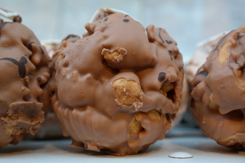 sweet food, baker, spherical shape, biscuit, 5K, chocolate, knead dough, globose, temptation, shortcrust pastry, close-up, fine pastry, snow bales, focus on foreground