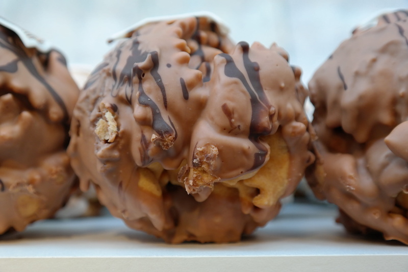chocolate, snow bales, sweet, fine pastry, spherical shape, cookies, globose, knead dough, focus on foreground, 5K, biscuit, Bales, indoors, brown, close-up