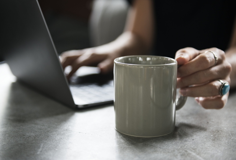 technology, person, sitting, mug, relaxation, leisure, hand, coffee shop, online, beverage, 5K, hands, human body part, lifestyle, working, cafe, glass