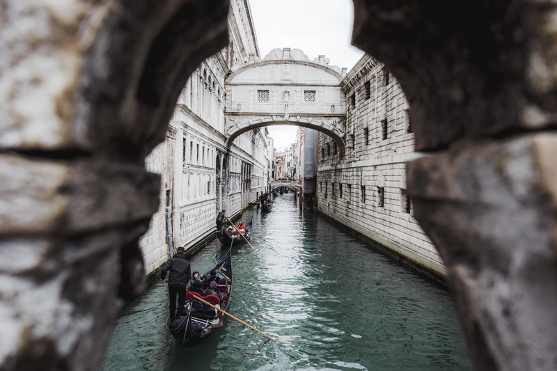 gondola - traditional boat, tourism, building, day, vehicle, ditch, gondola, travel, boat, neighborhood, bridge, canal, built structure, real people, train station