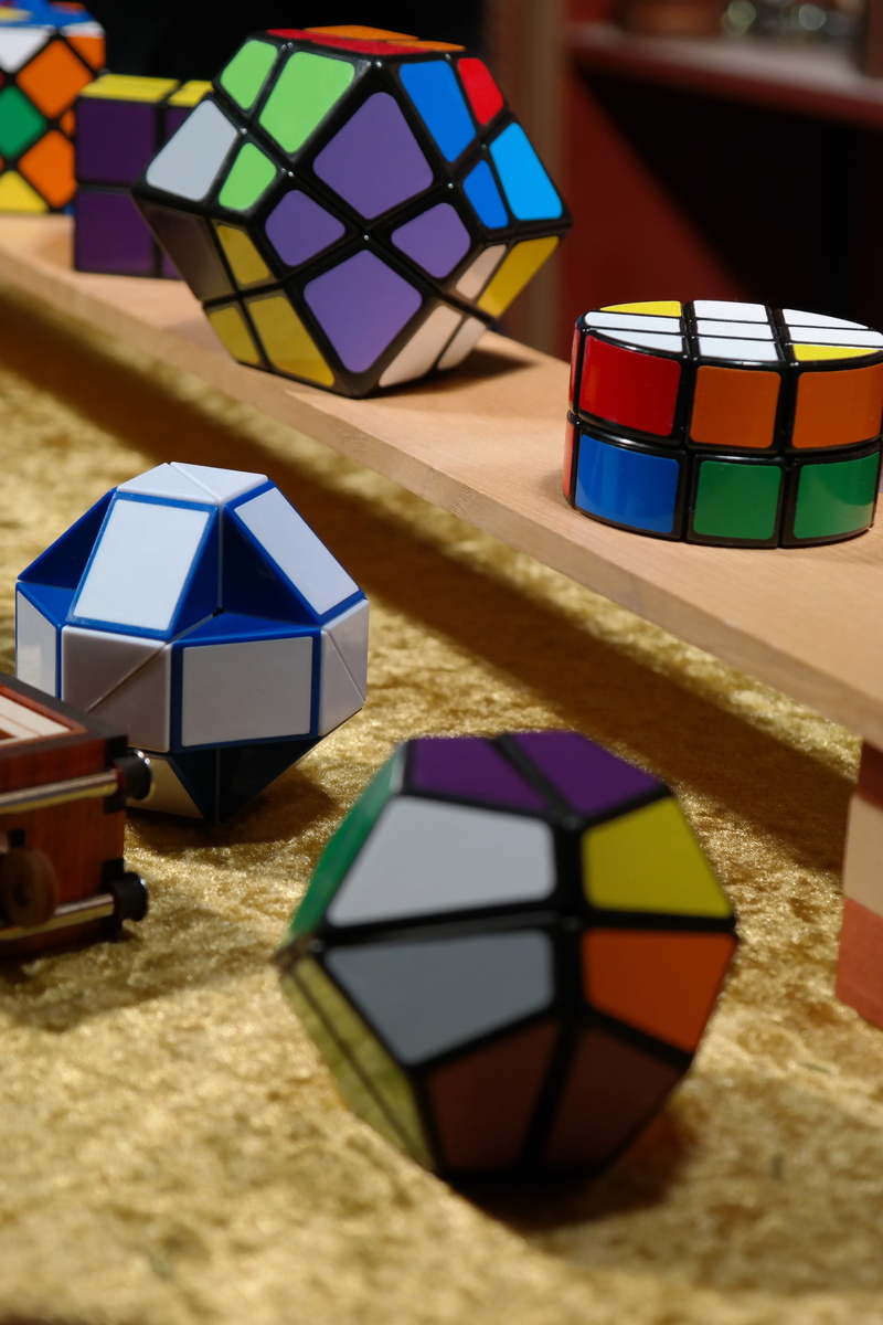 still life, sport, toy, 5K, day, shape, arts culture and entertainment, table, Puzzle, sales stand, toys, Games, beach, Magic Cube, geometric shape, stand