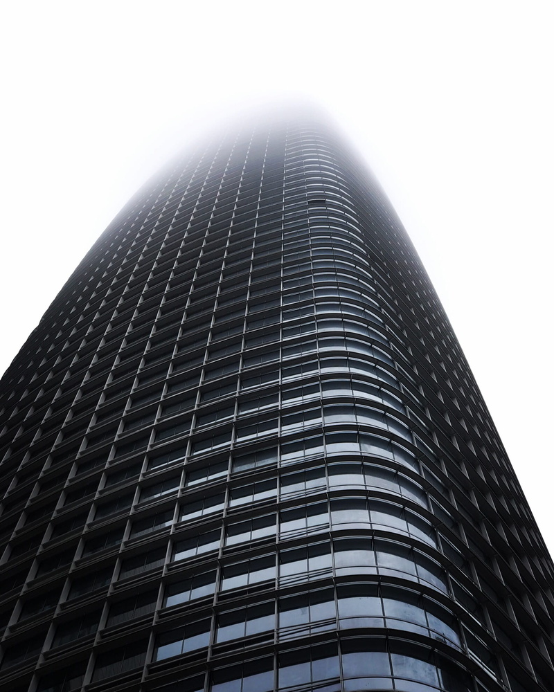 tower, tall - high, outdoors, building exterior, skyscraper, salesforce tower, 1080P, fog, office building exterior, low angle view, no people, bandw