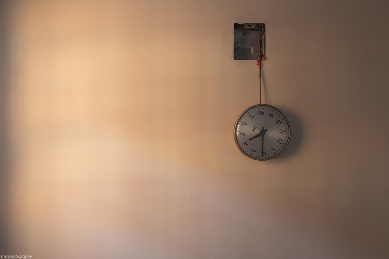 wall, number, 1080P, single object, indoors, time, wood - material, home interior, clocks, accuracy, wall - building feature, simplicity, table, broken