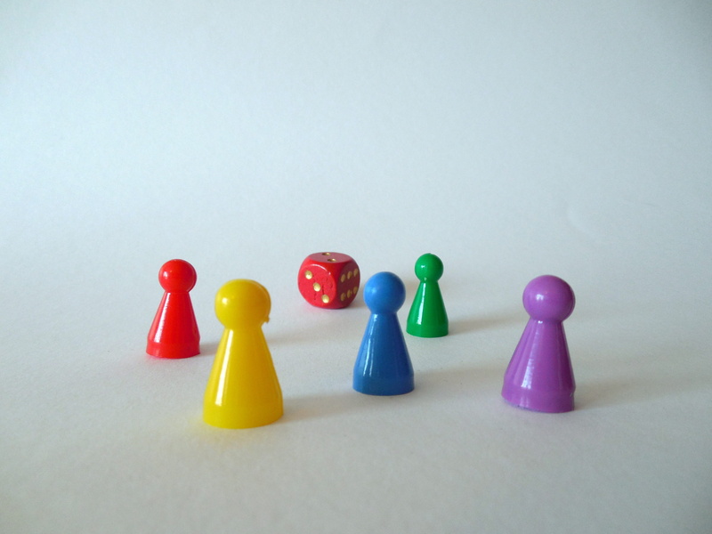 gesellschaftsspiel, close-up, plastic toys, five piece, leisure games, toys, gray background, choice, 2K, dice, arrangement, cube, no people, plastic