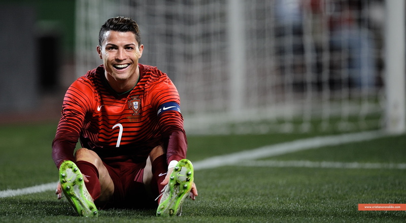 soccer, sports equipment, lawn, cr, effort, sportsman, smiling, Sports, adult, sport, portrait, Football, one person, looking at camera, grass, outdoors