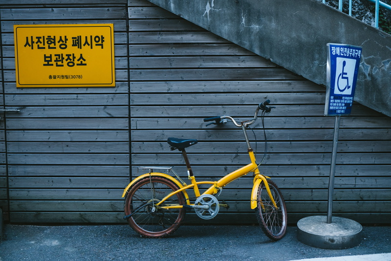 hangul, information sign, no people, bike, korea, yellow, outdoors, architecture, land vehicle, transportation, built structure, communication, 4K, accessibility