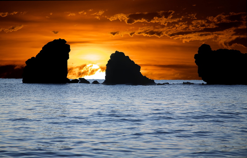 water, solid, survey, light, cloud - sky, sunset, silhouette, sky, rising sun, sea, sun, rock, waterfront, orange color, beauty in nature, hour, tranquil scene