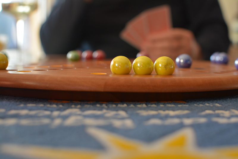 cutting board, 5K, kitchen counter, domestic room, card game, copy space, table, selective focus, sport, adult, indoors, Think, Strategy, win, wood - material