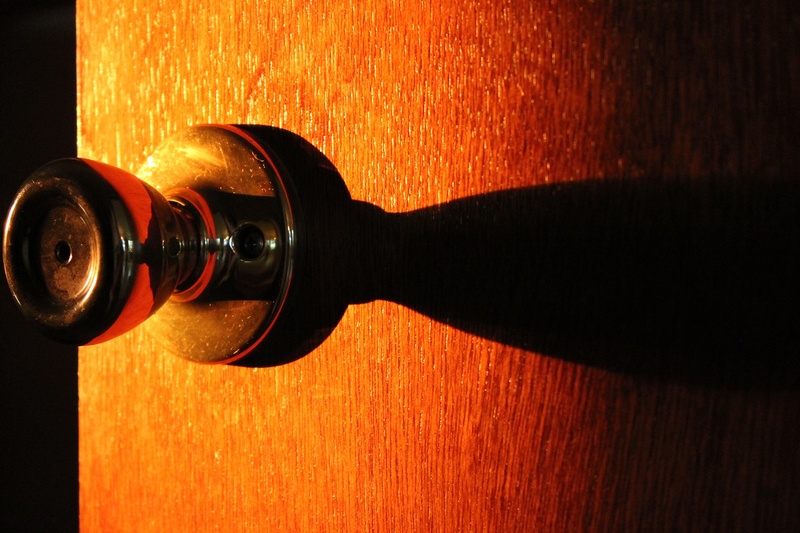 exit, doorknob, close-up, open door, opening door, open, metal, knob, light, handle, glow, glowing, event, nightlife, opportunity, wine, wood - Material