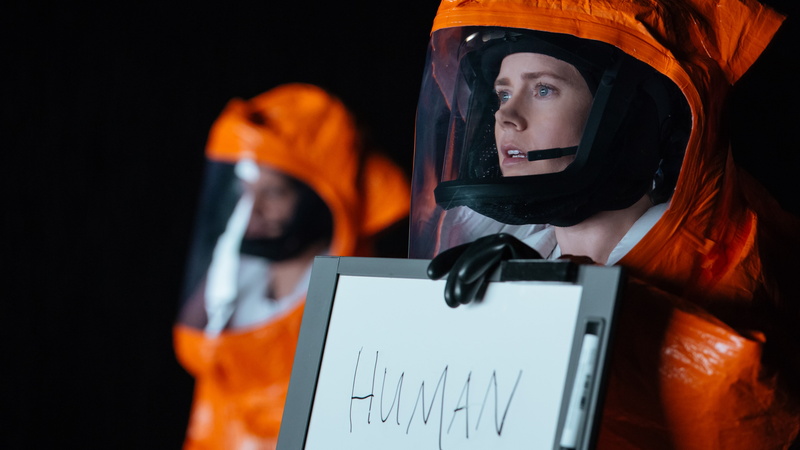 5K, Arrival, best movies, Amy Adams, board, text, holding, person, suit, wearing, white, magnetic, astronaut, human