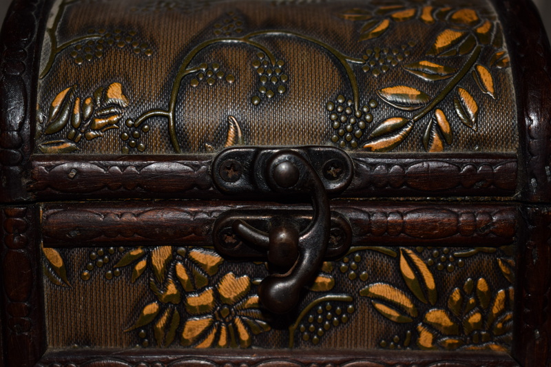 metal, antique, no people, ancient, old-fashioned, close-up, Carved, pattern, design, 5K, wood - Material, brown, art and craft, Vintage, protection, floral pattern