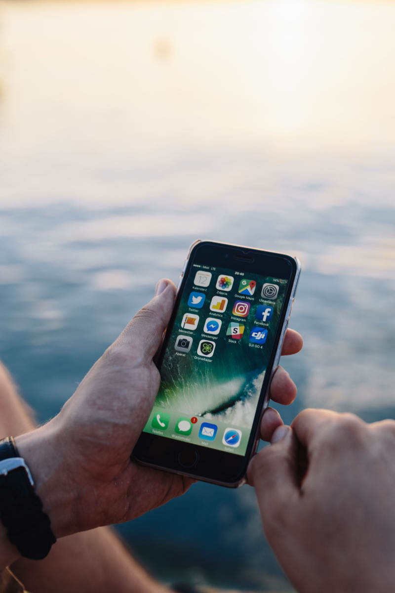 Mobile phone, one person, apple Computers, cell, sea, leisure activity, human body part, near, man, screen, wireless Technology, touch Screen, hands, men