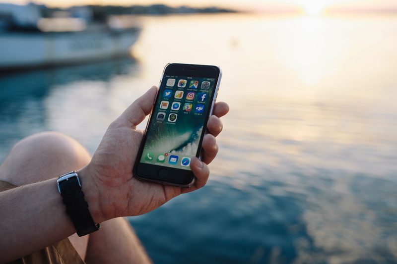 lifestyles, connection, iphone, man, male, Mobile phone, 4K, tech, caucasian, smart Phone, phone in, telephone, portable information device, technology