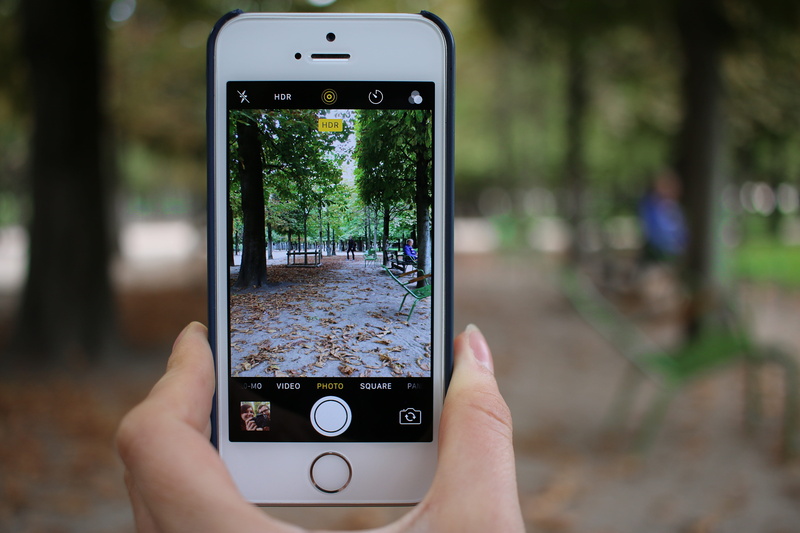 using phone, smart Phone, silver, mobile Phone, finger, 5K, outdoors, focus on foreground, telephone, wireless Technology, Holding, sidewalk, Paris, Park
