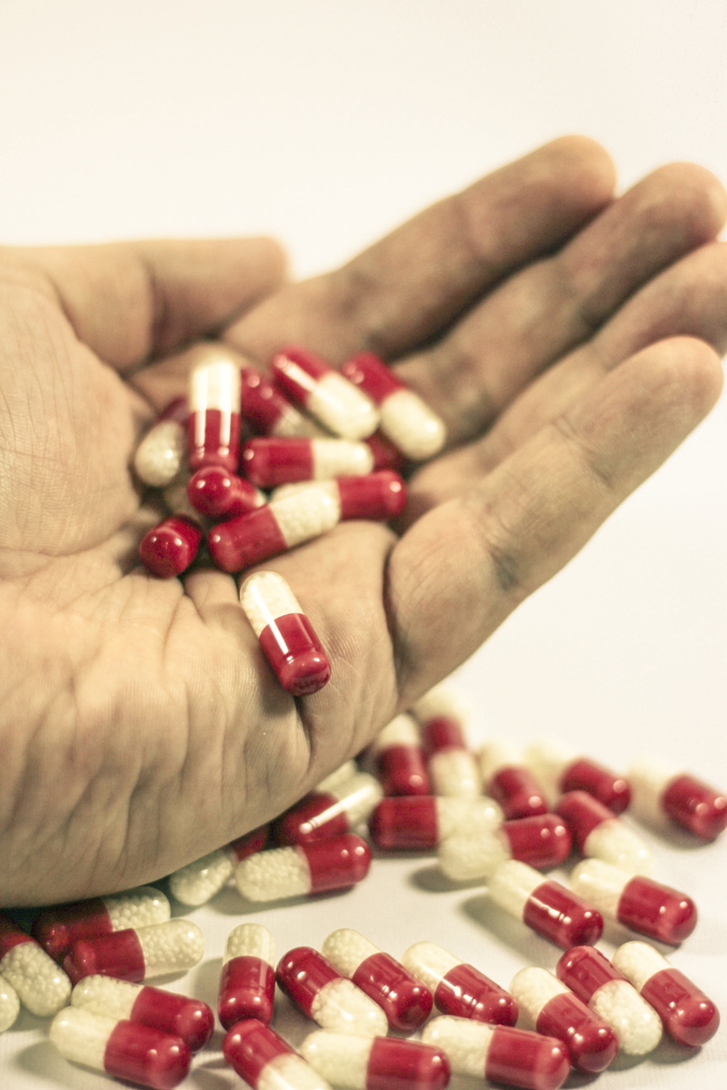 pain, large group of objects, human finger, medicine, s, capsule, prescription, holding, human hand, addiction, 5K, placebo, pharmacy, overdose, cure