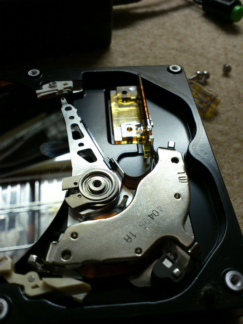 gun, computer part, decomposition, hard disk, machinery, repair, machine part, no people, close-up, head, computer equipment, cylinder, 2K, metal, motor