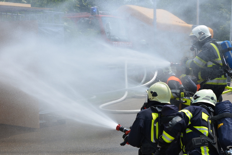 helmet, spraying, Brand, smoke - physical structure, Exercise, uniform, clothing, feuerloeschuebung, Fire, firefighter, fire extinguishing, outdoors, 2K