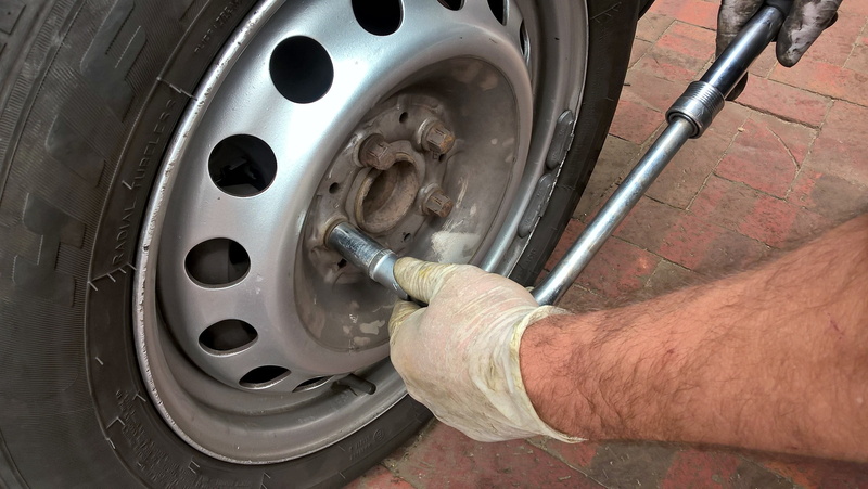 change wheels, one person, close-up, remove, breakdown, mode of transportation, switch, auto, men, slabs, 2K, screw, man, day, protective glove, motor vehicle