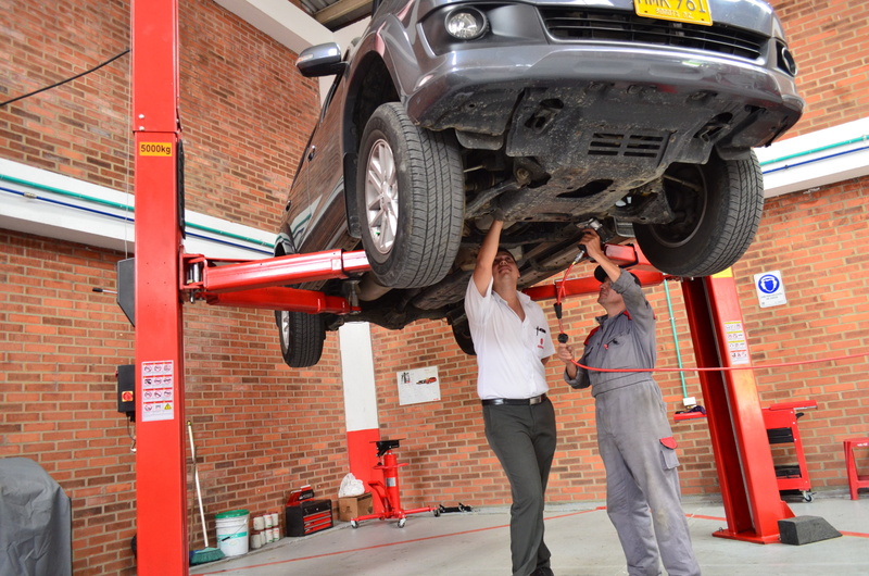 one person, mechanic, holding, real people, stranded, air, damaged, adult, vehicle breakdown, cleaning, shopping, 2K, mechanical, workshop, standing, tire