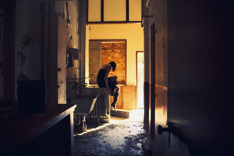 one person, 1080P, women indoors, domestic room, full length, built structure, indoors, doorway, house, women, home interior, abandoned, entrance, day