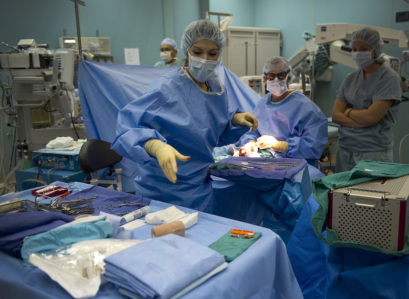 surgery, operating gown, coworker, healthcare And Medicine, surgical mask, physician, adult, operating Room, 1080P, operating, care, group of people, adults only