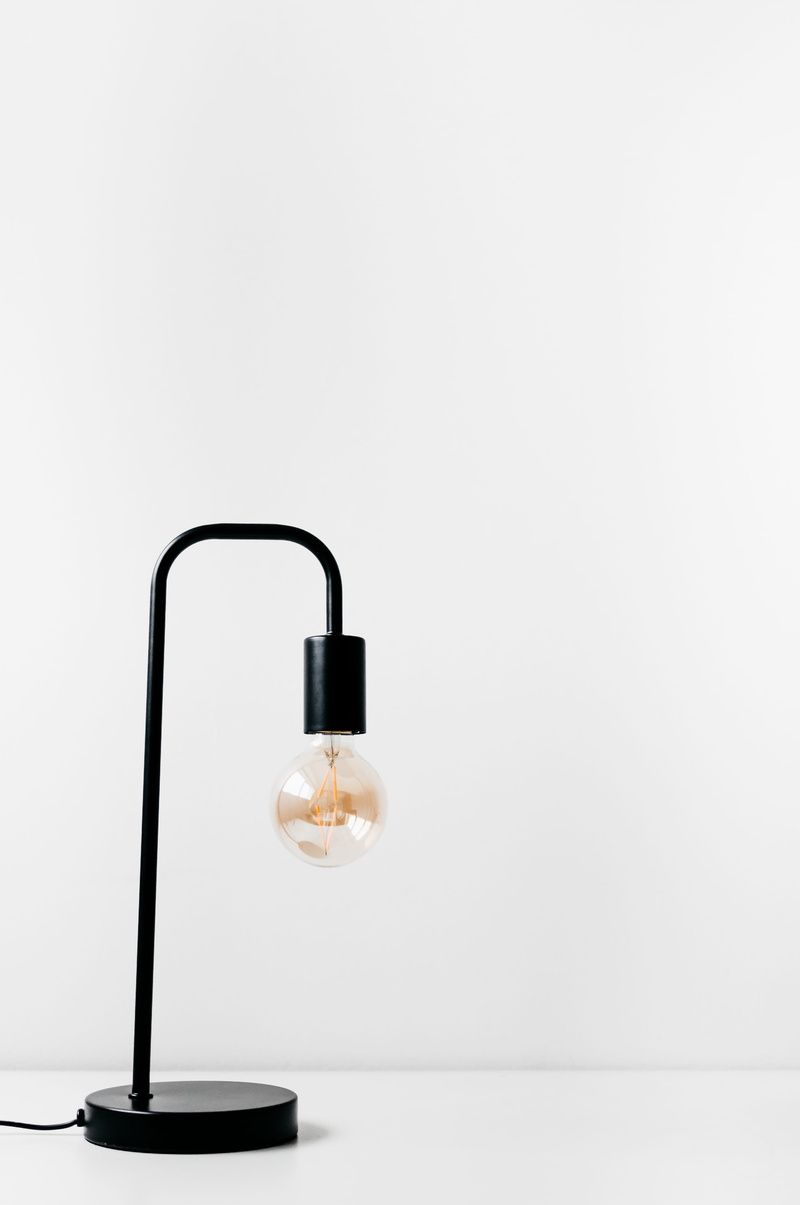 white, clean, single Object, 4K, black, lamp, backgrounds, elegance, modern, subject, equipment, design, domestic Room, industrial, lighting Equipment
