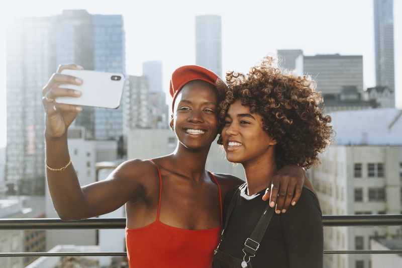 facial expression, women, young women, adult, interaction, downtown, friends, recreation, 4K, digital, hanging out, people, daylight, fun, hat, taking photo
