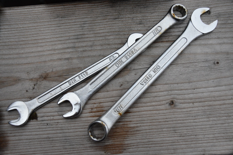 screw, table, still life, wood grain, no people, work tool, silver colored, sharp, wrench, close-up, scissors, equipment, hand tool, stainless steel, 5K