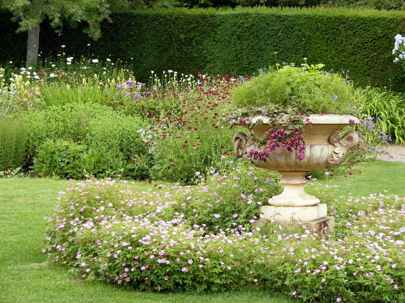 grass, Garden, park - Man Made Space, flowering plant, hedge, gardens, Stoneware, day, flowerbed, outdoors, Urn, ornamental Garden, 720P, front or Back Yard