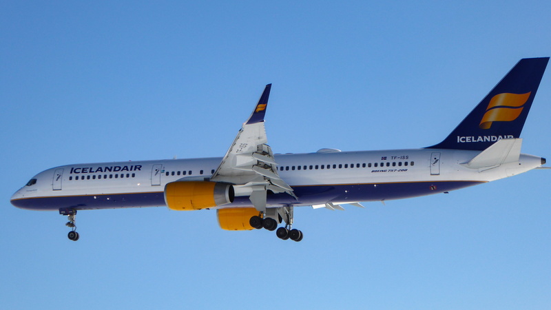 airplane, gear, terminal, big, blue, aerospace industry, boeing, landing, aeroplane, no people, commercial, pilot, motion, business, 757, nature, sky, plane