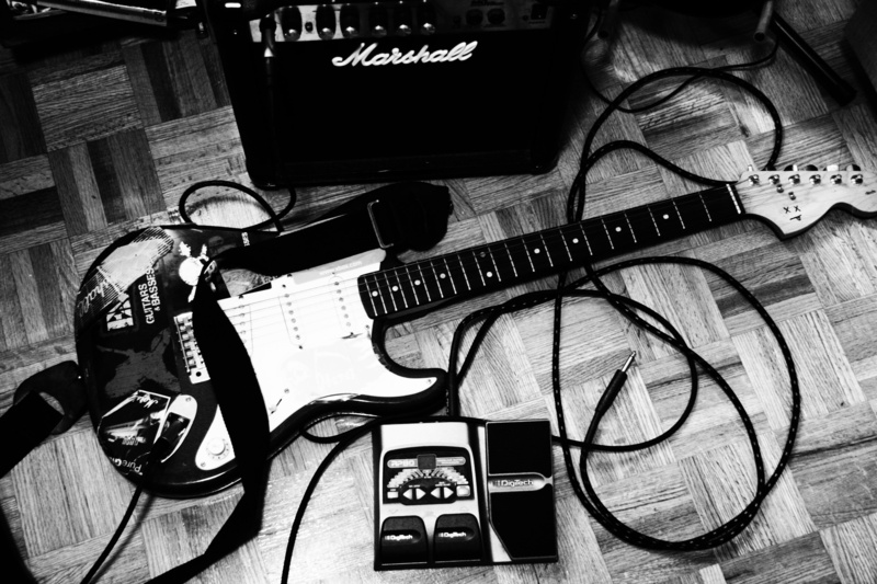 indoors, amplifier, photo, musical Instrument String, guitar, still life, string Instrument, modern rock, high angle view, old-fashioned, musician, black Color