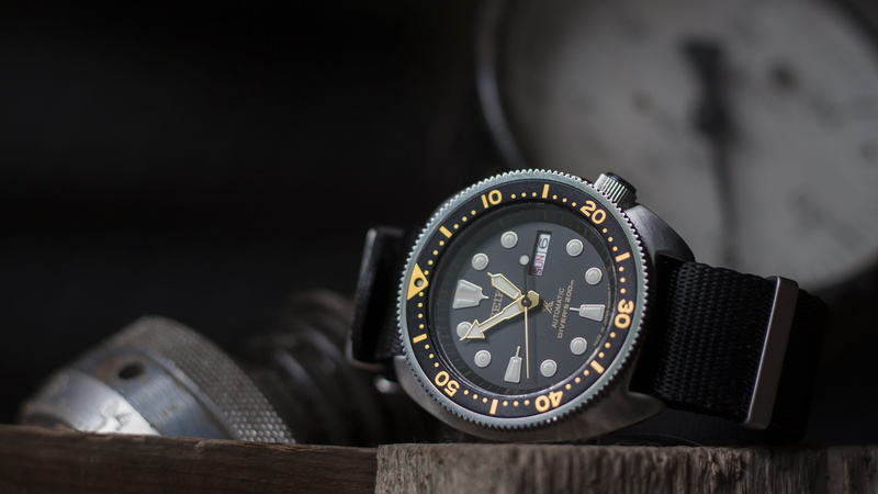studio shot, black color, 2K, time, minute hand, black background, wristwatch, analog, fashion, luxury, alcohol, personal accessory, camera lens, digital watch
