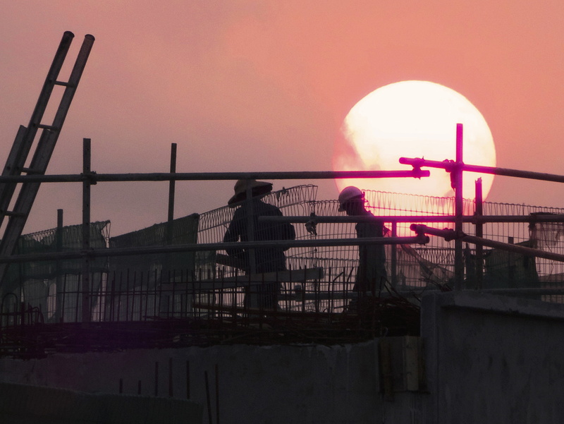 construction, silhouette, city, men at work, lens flare, hard, building site, heavy equipment, no people, railing, architecture, sunset, metal, housing