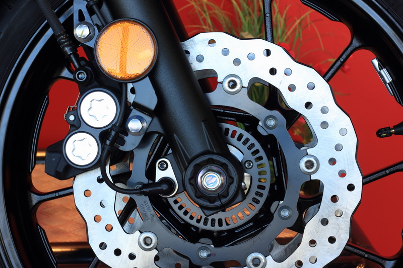 engine, machinery, car, wheel, yamaha, man made object, machine part, 5K, suspension, silver colored, motorcycle, land vehicle, equipment, mode of transportation