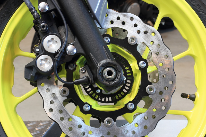 hub, vehicle part, yellow, equipment, caliper, 5K, mode of transportation, metal, machinery, no people, yamaha, axle, engine, wheel, brake, industry, tire