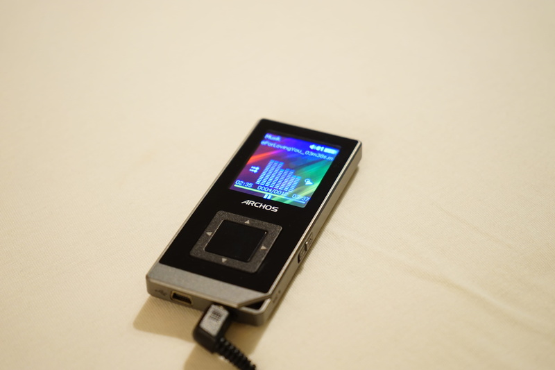 screen, smart phone, portable, still life, studio shot, device, no people, technology, wireless technology, 5K, copy space, communication, indoors, electrical equipment