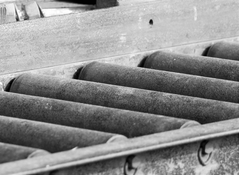 machine, conveyor, rust, conveyor belt, 1080P, close-up, indoors, concrete, no people, steel, vintage, wheel, side by side, quarry, large group of objects